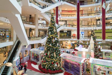 Kuala Lumpur, Malezya: 1 Aralık 2022: Pavilion Kuala Lumpur 'da Noel süsü. Müşteriler ve turistler için ünlü bir yer..