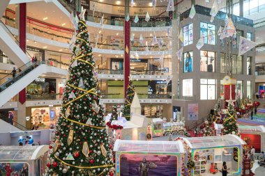 Kuala Lumpur, Malezya: 1 Aralık 2022: Pavilion Kuala Lumpur 'da Noel süsü. Müşteriler ve turistler için ünlü bir yer..
