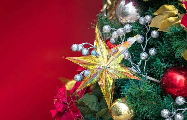 Рождественское Украшение Звездой Елке Красным Фоном Принято Дереве Красном Фоне — стоковое фото