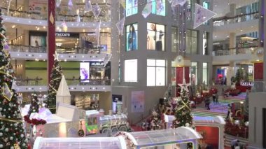 Kuala Lumpur, Malezya - 1 Aralık 2022: Pavilion alışveriş merkezi Kuala Lumpur 'da Noel süsü. Pavilion KL lüks alışverişiyle ünlüdür ve turistler arasında iyi tanınır..