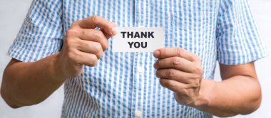 Elinde beyaz kartvizit olan bir adam, teşekkür ederim..