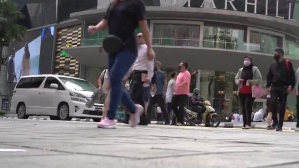 말레이시아의 콸라룸푸르 2022 쿠알라룸푸르의 빈탕에 파빌리온 쇼핑몰 밖에서 사람들 거리와 — 비디오