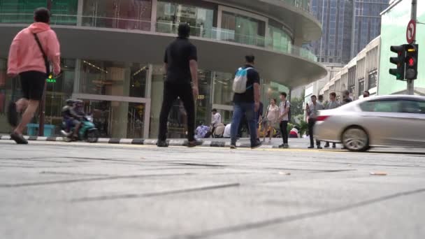 Kuala Lumpur Malaysia Desember 2022 Orang Orang Melintasi Jalan Dan — Stok Video
