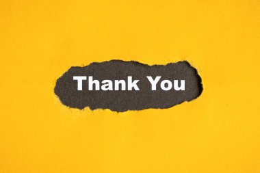 Yırtık sarı kağıt ile Siyah arkaplan üzerine teşekkür mesajı.