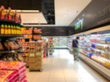 Bir süpermarkette alışverişçiyle. Resim için bulanık ya da odaksız.