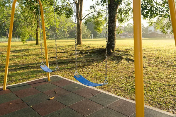 朝日が美しい公園に設置された遊び場スイング — ストック写真