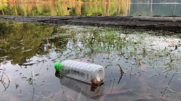 Χρησιμοποιημένο Πλαστικό Μπουκάλι Επιπλέει Στο Νερό Της Λίμνης Απορρίμματα Ρύπανση — Αρχείο Βίντεο