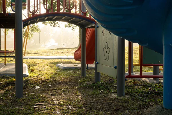朝の日差しのある公園で子供たちの遊び場 スイングに焦点を当て — ストック写真