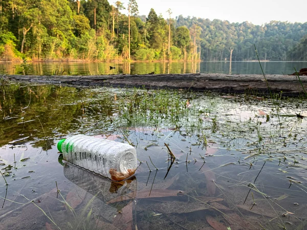 Garrafa Plástico Flutuando Lago Conceito Poluição Plástica — Fotografia de Stock