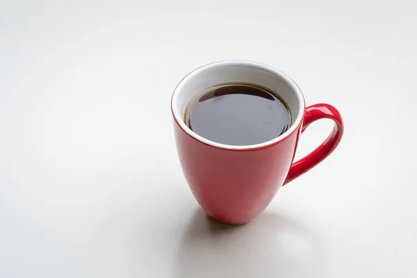コーヒー赤カップで 白の背景に隔離された スペースのコピー — ストック写真