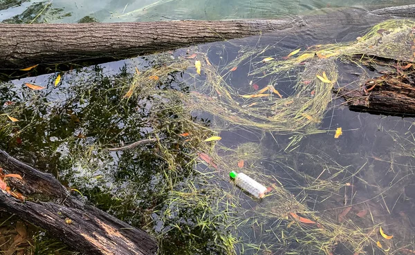 塑料瓶漂浮在湖上 塑料污染概念 顶部视图 — 图库照片