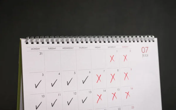桌子日历 上面有勾和横线 描绘了4天工作周的概念 — 图库照片