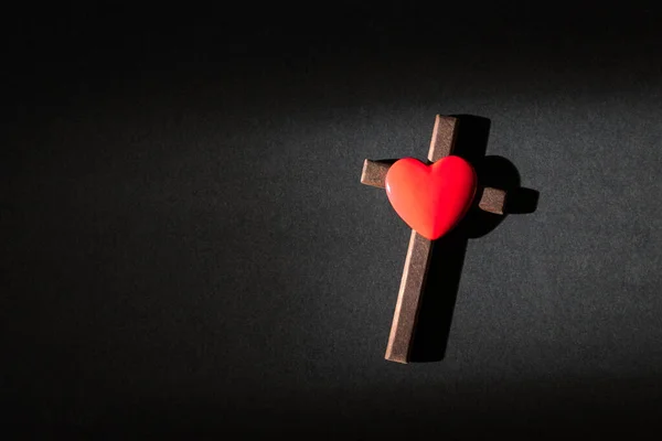 Coração Vermelho Topo Cruz Crucifixo Madeira Fundo Preto Vista Superior Imagens Royalty-Free