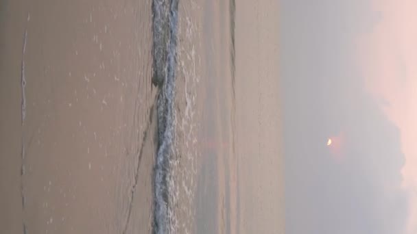 Havsutsikt Med Havsvågor Som Krossas Mot Stranden Med Soluppgång Vid — Stockvideo