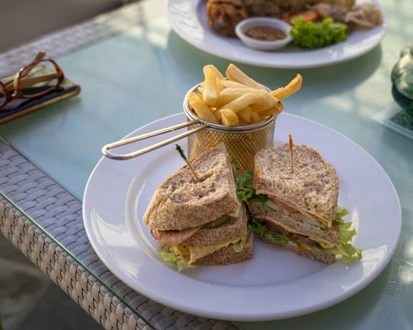 Club Sandwich Med Chips Serveras Redo Att Äta Toppen Ett — Stockfoto