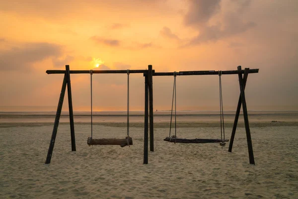 Пляжний Пейзаж Гойдалками Встановлений Під Час Сходу Сонця Концепція Туристичної — стокове фото