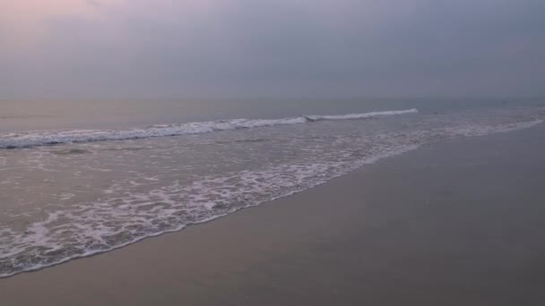 Landschaft Blick Auf Sandstrand Mit Sanften Wellen Die Der Morgendämmerung — Stockvideo