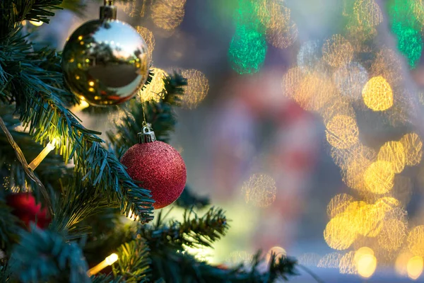 Bolas Navidad Colgando Árbol Con Fondo Bokeh Luz Copiar Espacio — Foto de Stock
