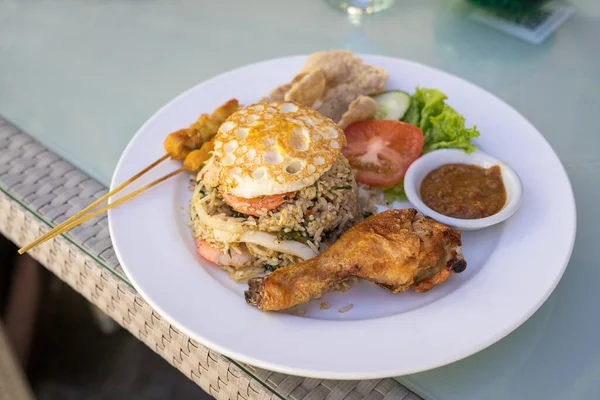 Nasi Goreng Disajikan Dengan Ayam Goreng Telur Goreng Dan Sate — Stok Foto