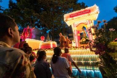 Kuala Lumpur, Malezya, 4 Mayıs 2023: Güzel Budist Maha Vihara Wesak Günü kutlamalarıyla birlikte geçit törenine katıldı.