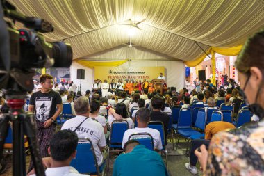 Kuala Lumpur, Malezya, 4 Mayıs 2023: Brickfields 'taki Maha Vihara Budist Tapınağı' ndaki insanlar Wesak Günü kutlamalarıyla bağlantılı olarak.