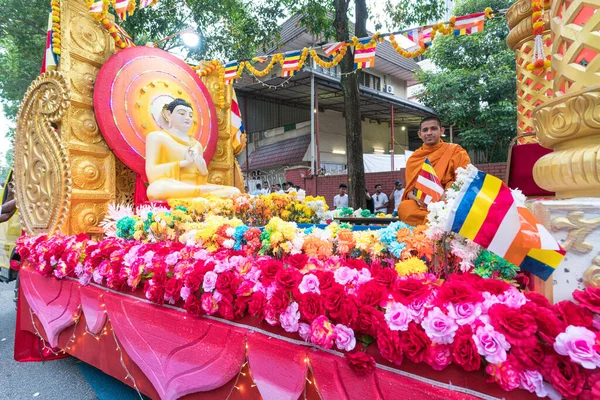 Куала Лумпур Малайзия Мая 2023 Года Монах Сидящий Парадной Платформе — стоковое фото