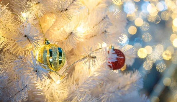 Висячие Шары Белом Дереве Светлым Боке Фоном Рождественские Праздники — стоковое фото