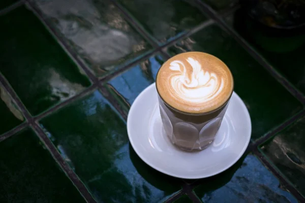 Flacher Weißer Kaffee Einer Tasse Aus Glas Auf Dem Grünen — Stockfoto