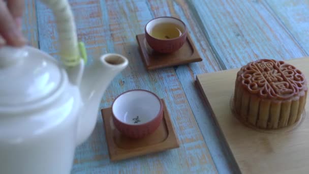 Місячний Торт Столі Китайським Чаєм Наливається Горщика Чашку Чаю Концепція — стокове відео
