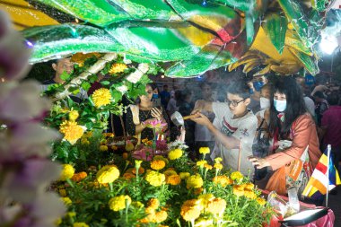 Kuala Lumpur, Malezya, 4 Mayıs 2023: Wesak Günü kutlamalarıyla bağlantılı olarak Brickfield 'daki Maha Vihara Budist Tapınağı sokağındaki süslü bir şamandırada dua eden Budist dindarlar.