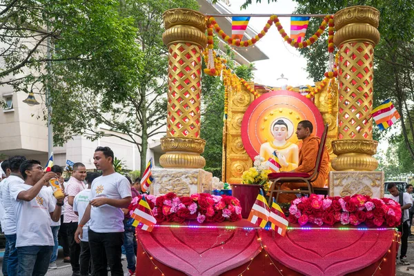 2023年5月4日マレーシア クアラルンプール パレードの山車に座っている僧侶は ブリックフィールドのマハ ヴィハーラ仏教寺院でのウェスクの日を祝う行列に参加しようとしています — ストック写真