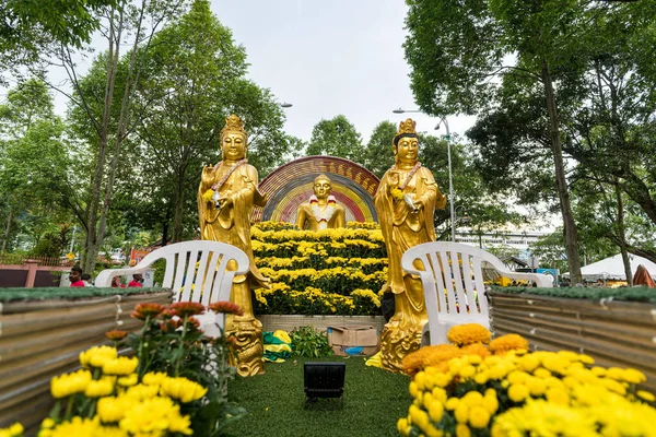マレーシア クアラルンプール2023年5月4日 仏と花の装飾が施された山車が ブリックフィールドのマハ ヴィハーラ仏教寺院で行われるウェスクの日を祝う行列に参加しようとしている — ストック写真