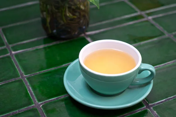 Gorąca Herbata Rumiankowa Zielonej Filiżance Zielonym Stole Kafelkami — Zdjęcie stockowe