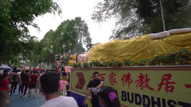 Kuala Lumpur Malajzia Május 2023 Alvó Buddha Egy Dekoratív Úszó — Stock videók