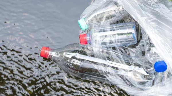 Garrafas Plástico Flutuando Superfície Água Conceito Poluição Lixo — Fotografia de Stock
