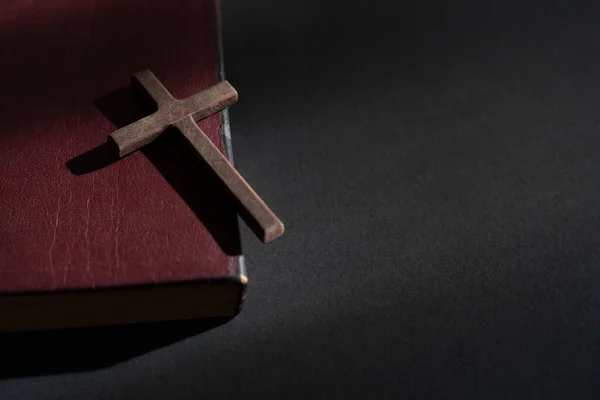 Trä Krucifix Kors Läder Täckmantel Bibel Ovanifrån Kopiera Utrymme — Stockfoto