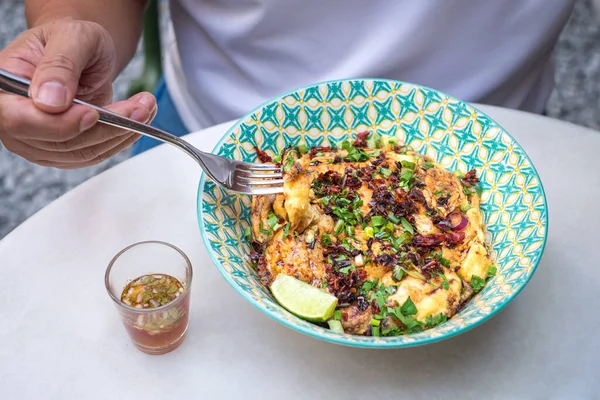 Bir Kase Pirincin Üstünde Omlet Yiyen Bir Adam Tayland Usulü — Stok fotoğraf