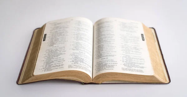 Αγία Γραφή Ανοίγει Στο Κέντρο Λευκό Φόντο Φωτογραφία Αρχείου