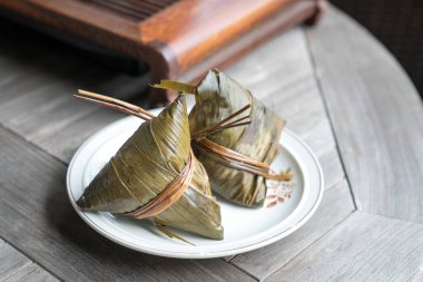 Zongzi. Geleneksel Çin Tekne Festivali için pirinç köftesi, Duanwu Festivali. Yüksek açı görünümü.