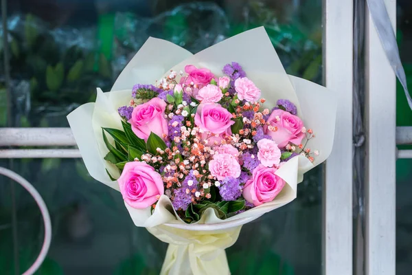 Gyönyörű Rózsaszín Rózsa Csokor Kiállítva Egy Virágüzlet Stock Kép