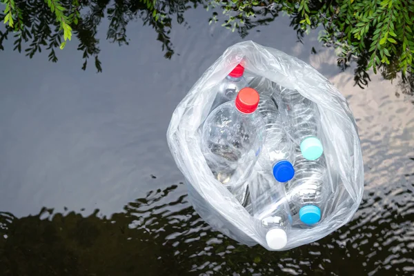 Garrafas Plástico Flutuando Superfície Água Vista Superior Conceito Poluição Lixo — Fotografia de Stock