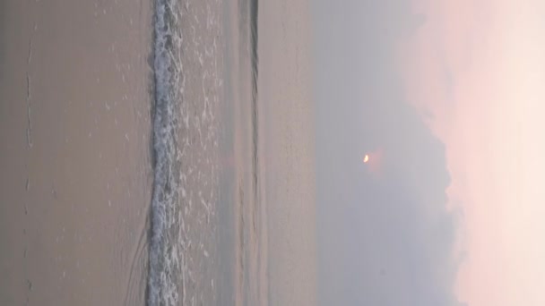 Вид Пляж Дробленням Хвиль Горизонтом Під Час Світанку Схід Сонця — стокове відео