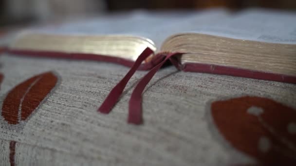 打开圣经的中心在垫子的顶部 潘宁射门 — 图库视频影像