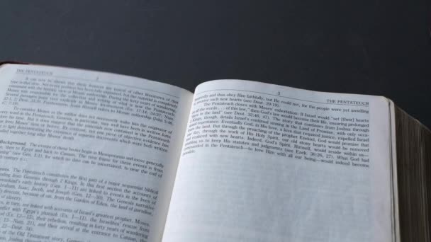 Страницы Библии Открываются Пятикнижием Обращаются Книге Бытия Вид Сверху Стола — стоковое видео