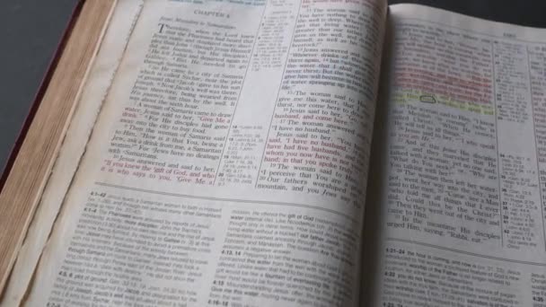 Pasaje Juan Del Nuevo Testamento Biblia Resaltado Azul Vista Cerca — Vídeos de Stock