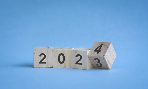 Κύβοι Κύβους Ξύλου Στο Τραπέζι Στροφή Του Έτους Από 2023 Φωτογραφία Αρχείου