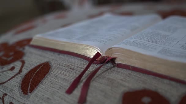 Biblia Aberta Centro Cima Almofada Tiro Panning Foco Selecionado — Vídeo de Stock