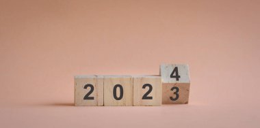 2023 'ten 2024' e kadar masa üzerinde tahta küpleri veya bloklar var..