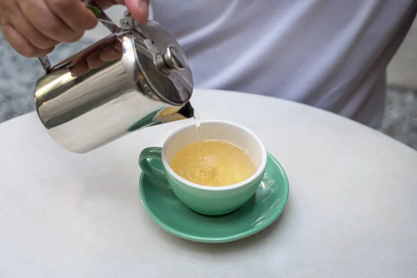 Forró Teát Öntök Csészéről Csészére Itt Teaszünet Ideje — Stock Fotó