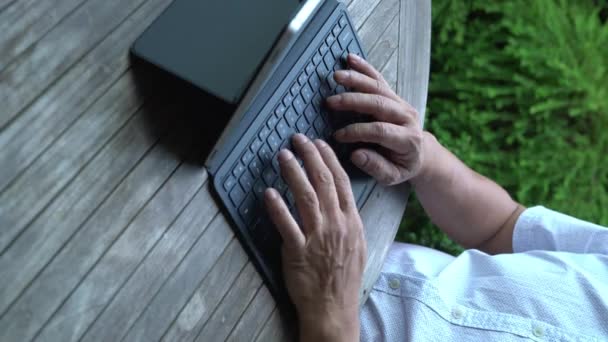 Mężczyzna Wpisując Klawiaturze Cyfrowej Tablet Zbliżenie Szczycie Drewnianego Stołu Rustykalnego — Wideo stockowe